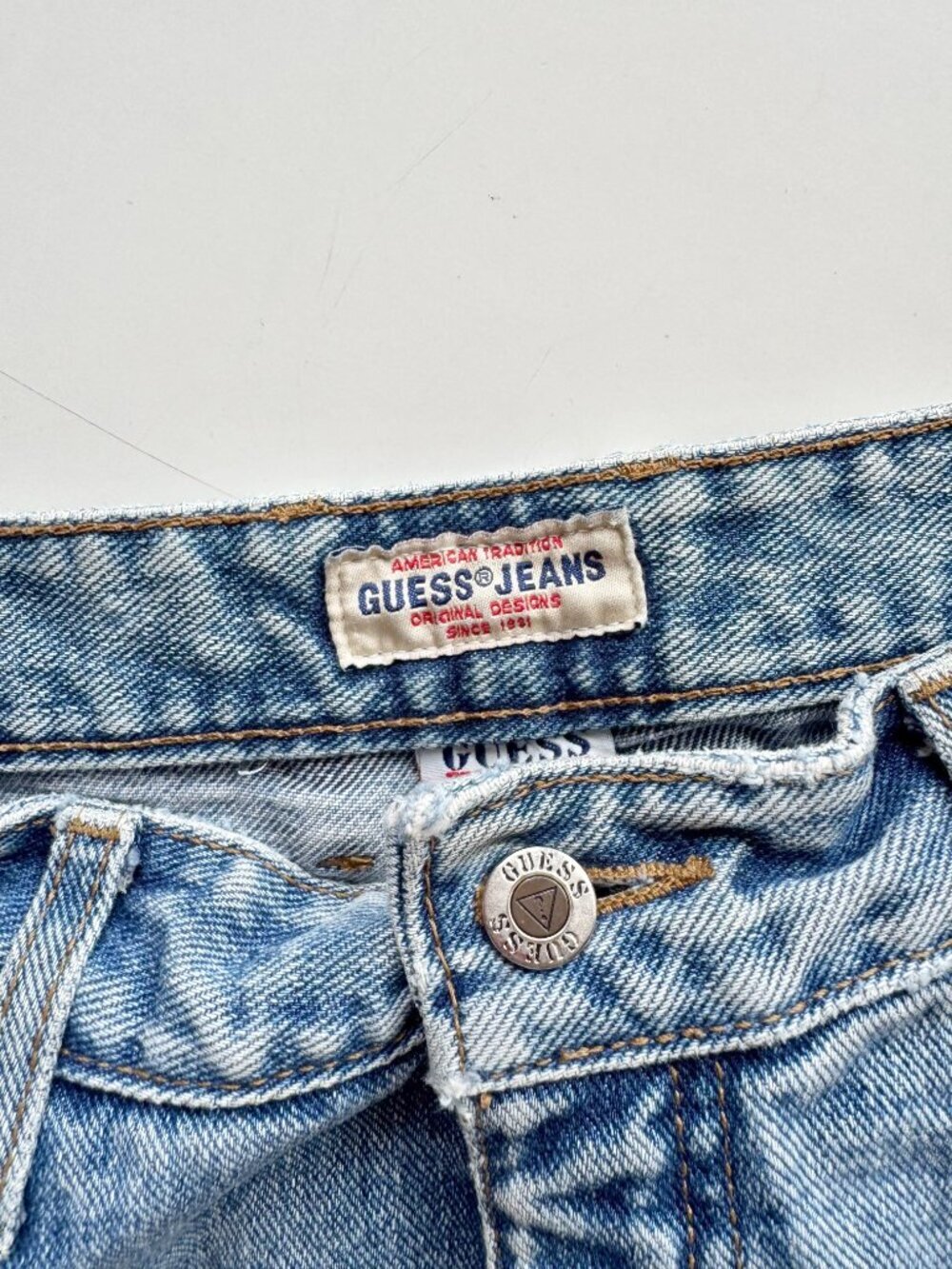 Vintage GUESS Light Rinse Mid Rise Tapered Slim Straight Leg Mom Jeans, Size 26 - Picture 11 of 13